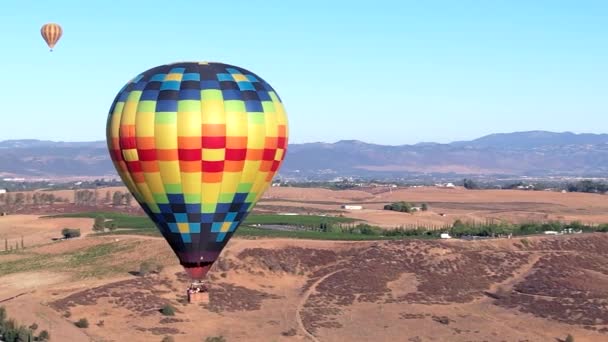 Aerial Orbit Hot Air Balloon Floating Southern California Wine Country — Stockvideo