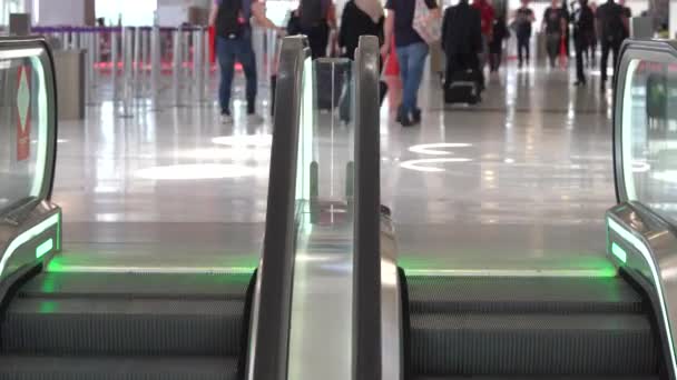 Rolltreppe Mit Vielen Und Abreisenden Passagieren Mittlerer Schuss — Stockvideo