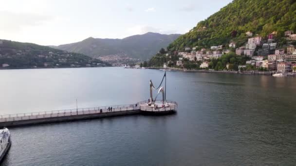 Aerial Approach Life Electric Sculpture Monument Lake Como Italy — Stockvideo