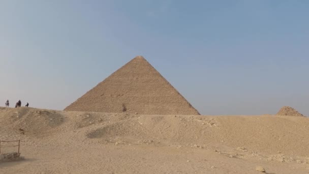 Пирамида Хуфу Расположенная Плато Гиза Египте Медленной Панорамой Справа — стоковое видео