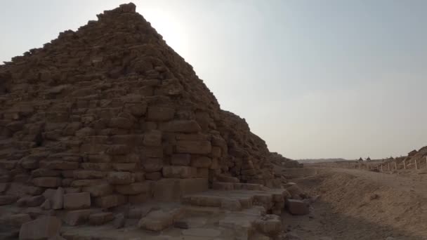 Närbild Visa Bredvid Basen Queens Pyramiderna Giza Med Långsam Pan — Stockvideo