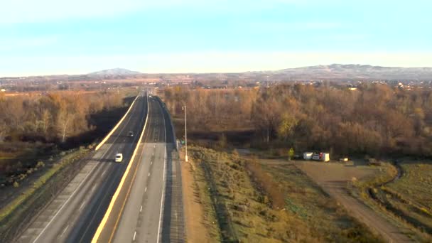 Panning Aerial American Freeway Morning Glow — Stock video