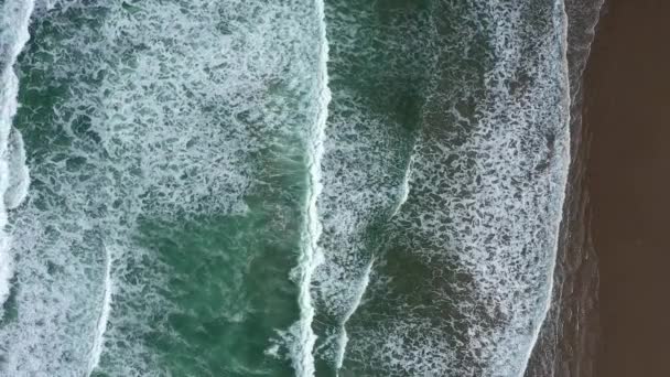 Overheard Shot Turquoise Waves Crashing Sandy Shoreline — 图库视频影像