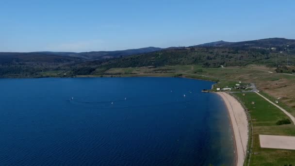 People Enjoying Lake Beach Gardens Sailboats Sailing Sunny Afternoon Drone — Stok Video