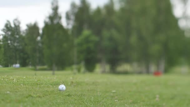 Golfbaan Met Bal Een Golfbal Raken Langzame Beweging — Stockvideo