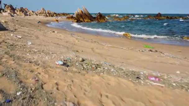 Powerful Waves Hit Shore Polluted Plastic Trash Rocks Rise Sandy — Video Stock