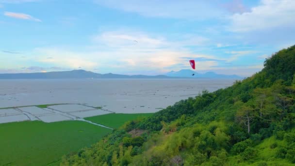 Paragliding Top Mountains Blue Skies Green Fields Aerial Shot — Vídeos de Stock