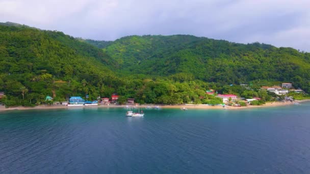 Coastline View Houses Boats Green Island Blue Sea Water Batangas — Vídeo de Stock