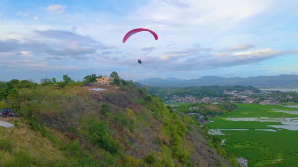 Paragliding Mountain Ranges Aerial Drone Push — стоковое видео
