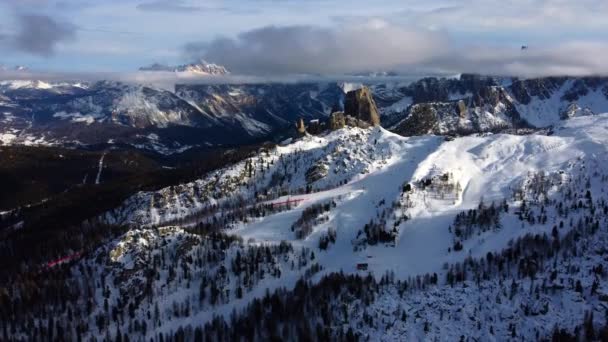 雪に覆われたイタリアのドロミテで一部曇った晴れた日に飛ぶ — ストック動画