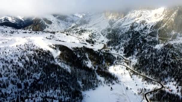 Flug Über Die Alpenstraßen Der Italienischen Dolomiten Einem Leicht Bewölkten — Stockvideo