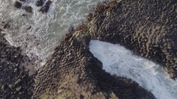 Sea Waves Breaking Basalt Columns Fingal Head Causeway Inglês Drone — Vídeo de Stock