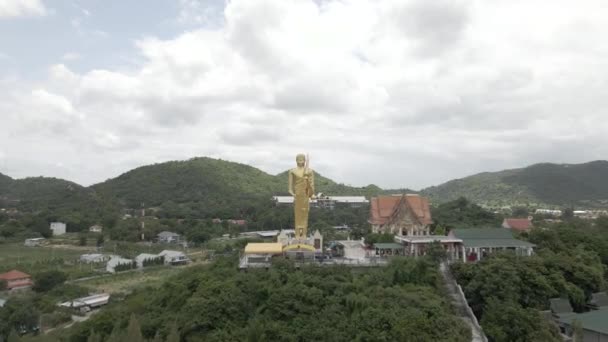 Drone Vliegen Achteruit Van Golden Staande Buddah Standbeeld Bij Wat — Stockvideo