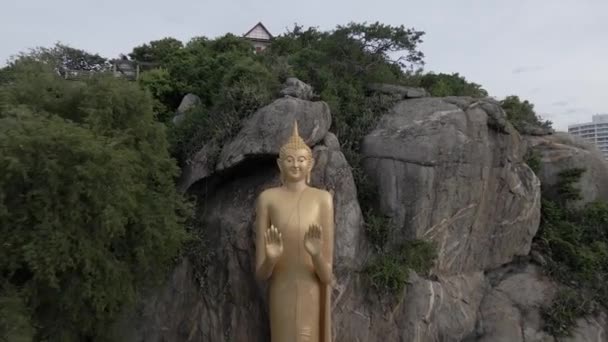 Откат Статуи Золотого Будды Стоящей Скале Недалеко Пляжа Такиап Таиланд — стоковое видео