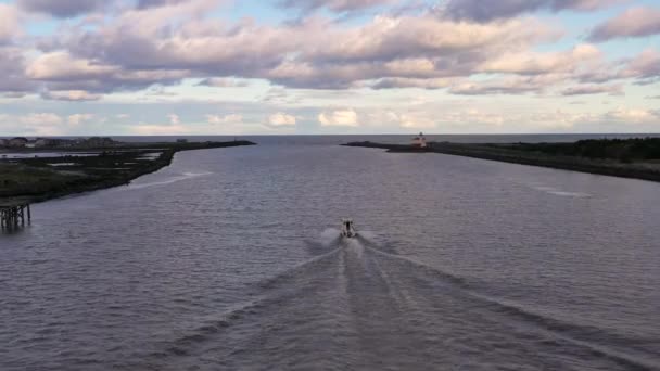 Barco Pesca Sai Porto Bandon Oregon Para Mar Aberto Drone — Vídeo de Stock