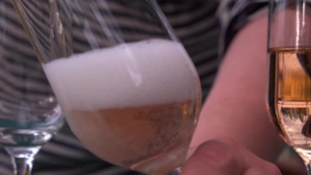 Begränsa Fokus Mousserande Rosévin Hälls Lutat Flöjtglas — Stockvideo