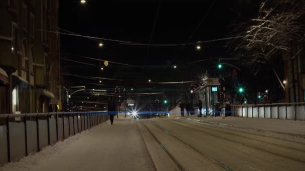 Пригородный Поезд Зимней Ночью Останавливается Городской Улице — стоковое видео