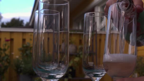 Spumante Vino Rosato Viene Versato Bicchieri Flauto Party Cortile Posteriore — Video Stock