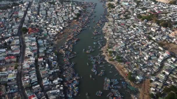 ベトナム ギの漁業都市上空を飛行中 — ストック動画