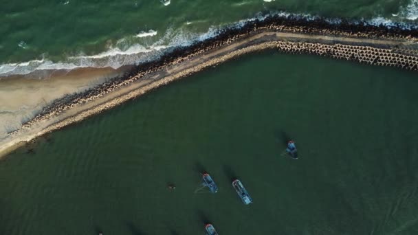 Nave Pescuit Care Pescuiesc Spatele Zidului Protector Valuri Oceanice Puternice — Videoclip de stoc