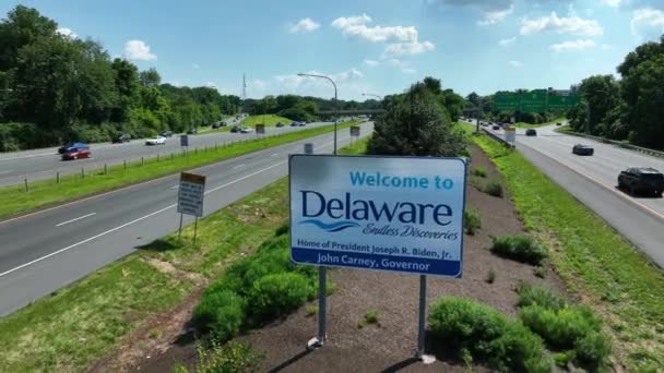 Vítejte Znamení Delaware Státní Hranice Pensylvánií Podél Dálnice Poblíž Philadelphie — Stock video