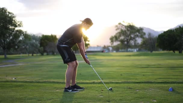 Męski Golfista Swinging Klub Uderzenie Piłka Tee Box Rozbłyskiem Słońca — Wideo stockowe