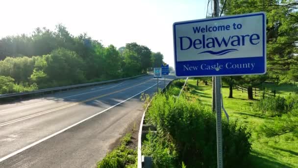 New Castle County Benvenuti Delaware Segno Lungo Strada Durante Sole — Video Stock