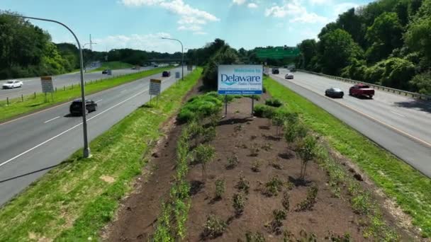 Witamy Znaku Delaware Wzdłuż Autostrady Międzystanowej Granica Niedaleko Filadelfii Ruch — Wideo stockowe