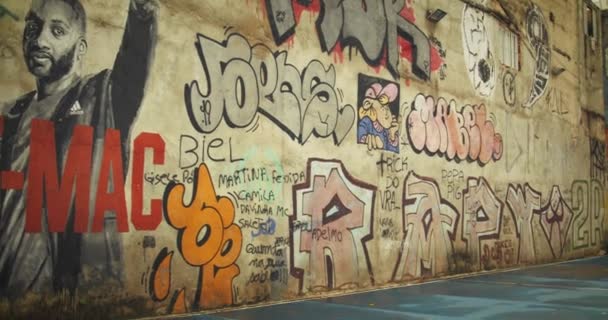 Graffiti Parede Tribunal Urbano Chão Molhado Após Chuva Gimbal Direita — Vídeo de Stock