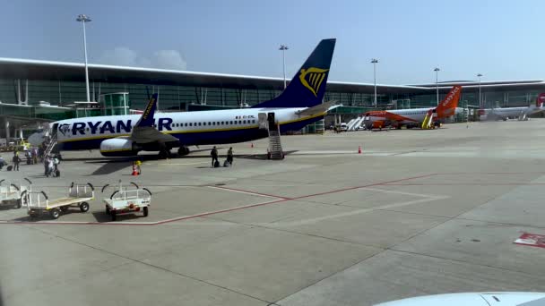Emberek Felszállnak Ryanair Repülőgépére Portói Repülőtéren — Stock videók