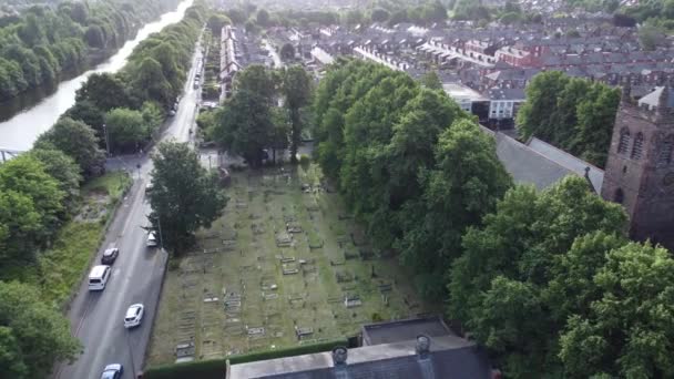 Scenic Aerial View Quaint Countryside Village Church Cemetery Canal Waterway — Vídeo de Stock