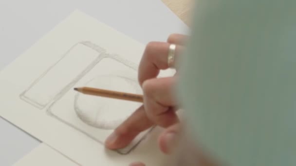 Designer Uses Finger Smudge Technique Sketch Packaging Design — Vídeo de stock