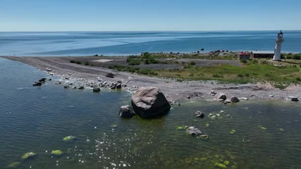 Вид Воздуха Гигантский Валун Вайндлу Рапакиви Который Лежит Восточном Побережье — стоковое видео