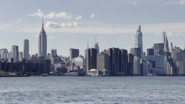 Empire State Building Och Omgivande Stadssiluett Från Över East River — Stockvideo
