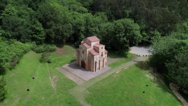 Беспилотник Приблизился Обнаружил Большую Древнюю Дороманскую Церковь Посреди Зеленого Леса — стоковое видео