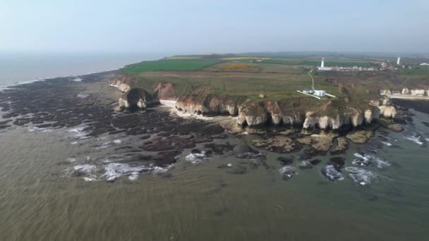 Flamborough Head Lighthouse Aerial View Beautiful Scenic Yorkshire White Coastal — Stok video