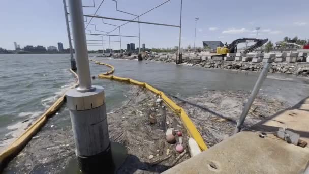 Flussboom Auf Baustelle Fängt Schwimmenden Schutt Ein — Stockvideo