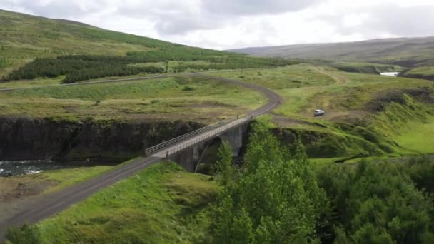 Puente Islandia Con Vídeo Drones Avanzando Ángulo — Vídeos de Stock