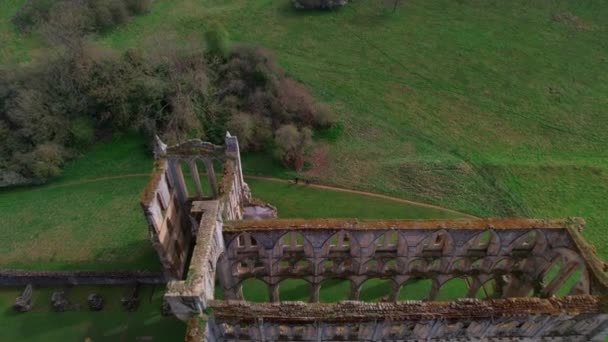 Vista Aérea Los Restos Del Edificio Histórico Abadía Rievaulx Yorkshire — Vídeos de Stock