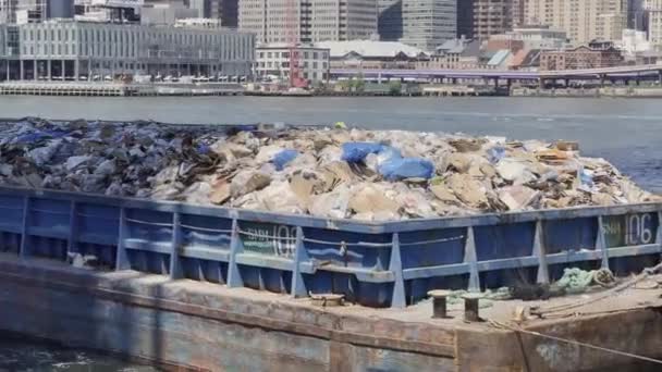 米国ニューヨーク州のイースト川で固形廃棄物を輸送するゴミ箱船 — ストック動画