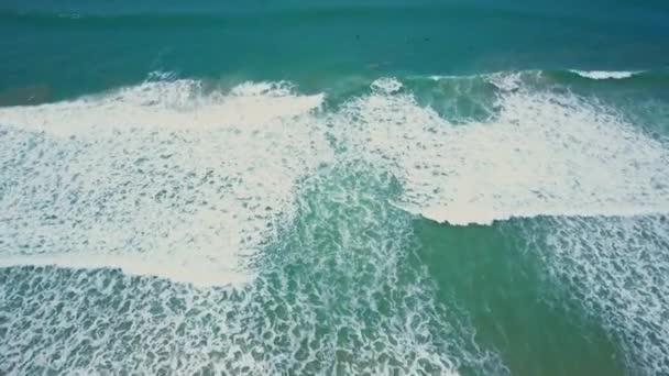 スペインのカディスのパルマービーチでユニークなドローンは 無人機が小さな国の家からビーチに滑り 晴れた夏の日にサーファーや波と海を見せてくれます — ストック動画