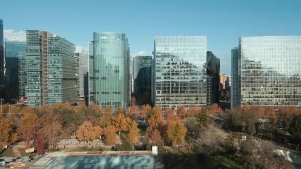 Luftaufnahme Des Araucano Parks Herbstlichen Farben Neben Modernen Glasgebäuden Santiago — Stockvideo