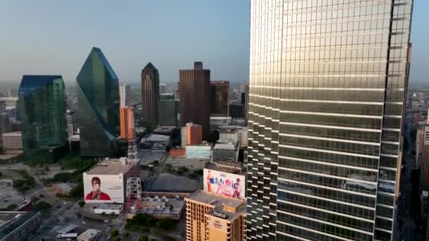 Dallas Skyline Tornet Stigande Antenn Bank America Building Gyllene Timme — Stockvideo