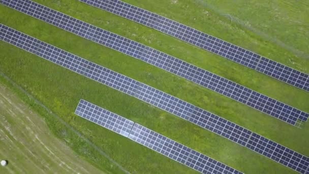 Aerial Landing Shot Showing Solar Panel Farm Sun Energy Conservation — Video Stock