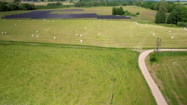 Stijgend Luchtfoto Van Landbouwvelden Met Hooibaal Naast Zonnepanelen Boerderij Schot — Stockvideo