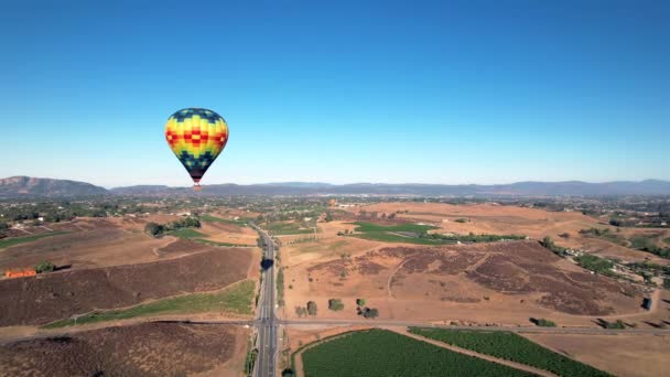 Flying Hot Air Balloon Floating Temecula Vineyards Southern California Aerial — 图库视频影像