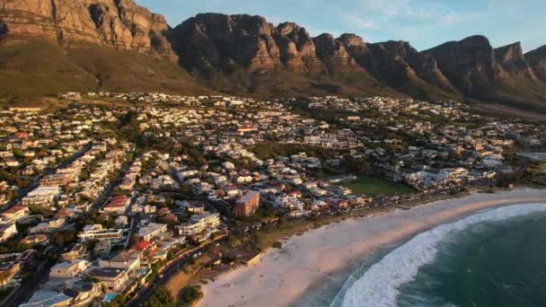 South African Skyline Camps Bay Apostles Background Sunset Aerial — Stock video