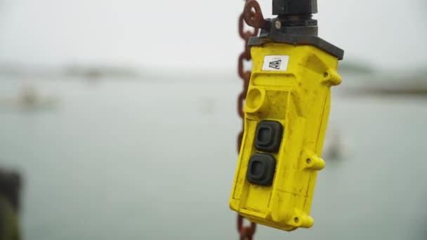 Fishing Lift Equipment Controller Swinging Wind Chain Link Ocean Marina — Αρχείο Βίντεο