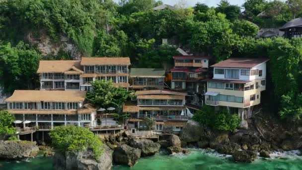 Zoom Out Aerial Tropical Waterfront Hotel Cliff Uluwatu Bali Turquoise — Vídeos de Stock