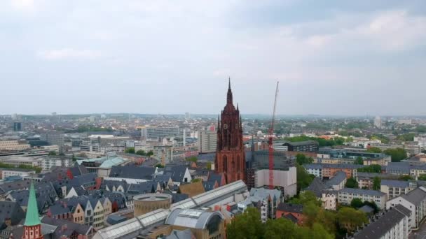 Πύργος Crane Δίπλα Στον Καθεδρικό Πύργο Gothic Frankfurt Στη Φρανκφούρτη — Αρχείο Βίντεο